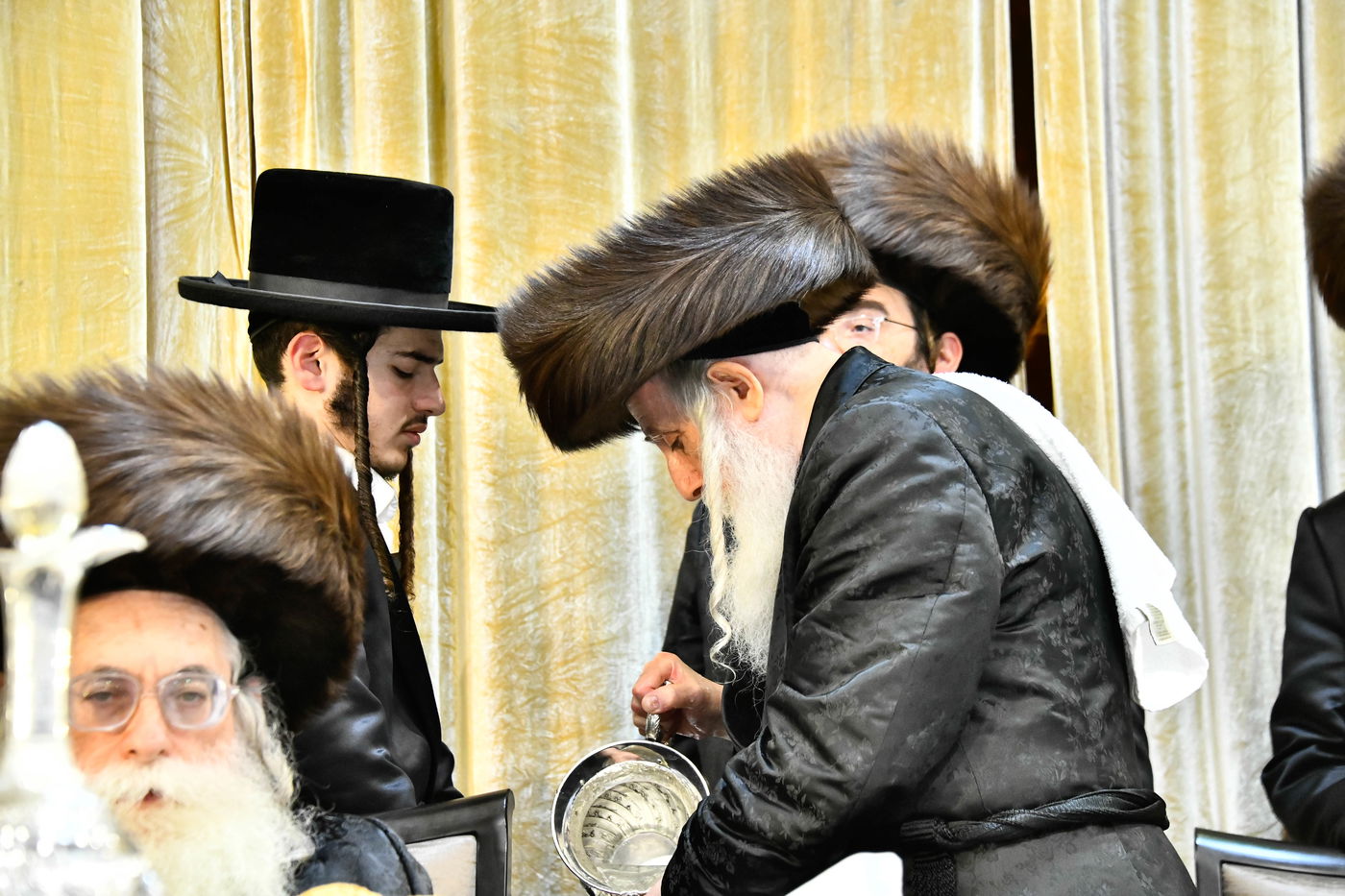 הכנסת ס"ת במכנובקא בעלזא