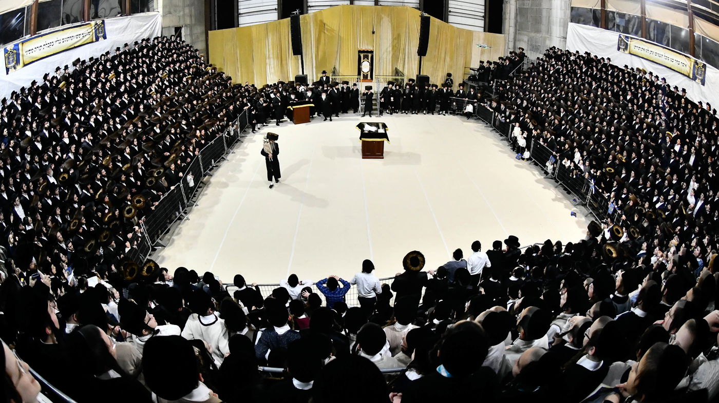 הכנסת ס"ת במכנובקא בעלזא