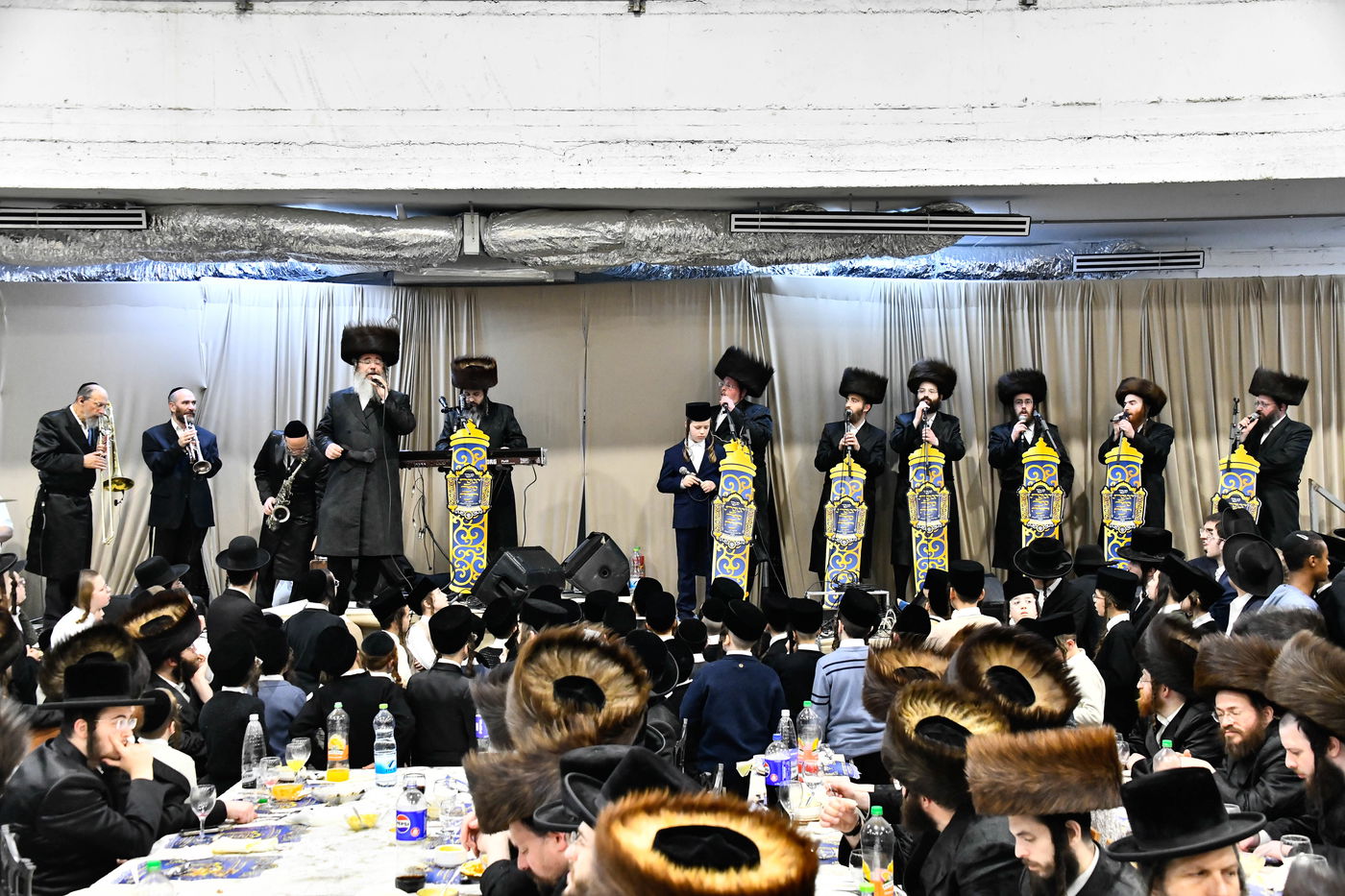 הכנסת ס"ת במכנובקא בעלזא