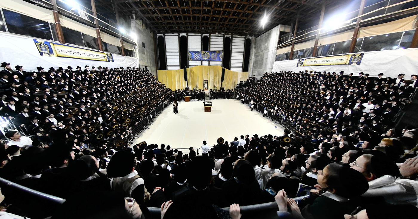 הכנסת ס"ת במכנובקא בעלזא