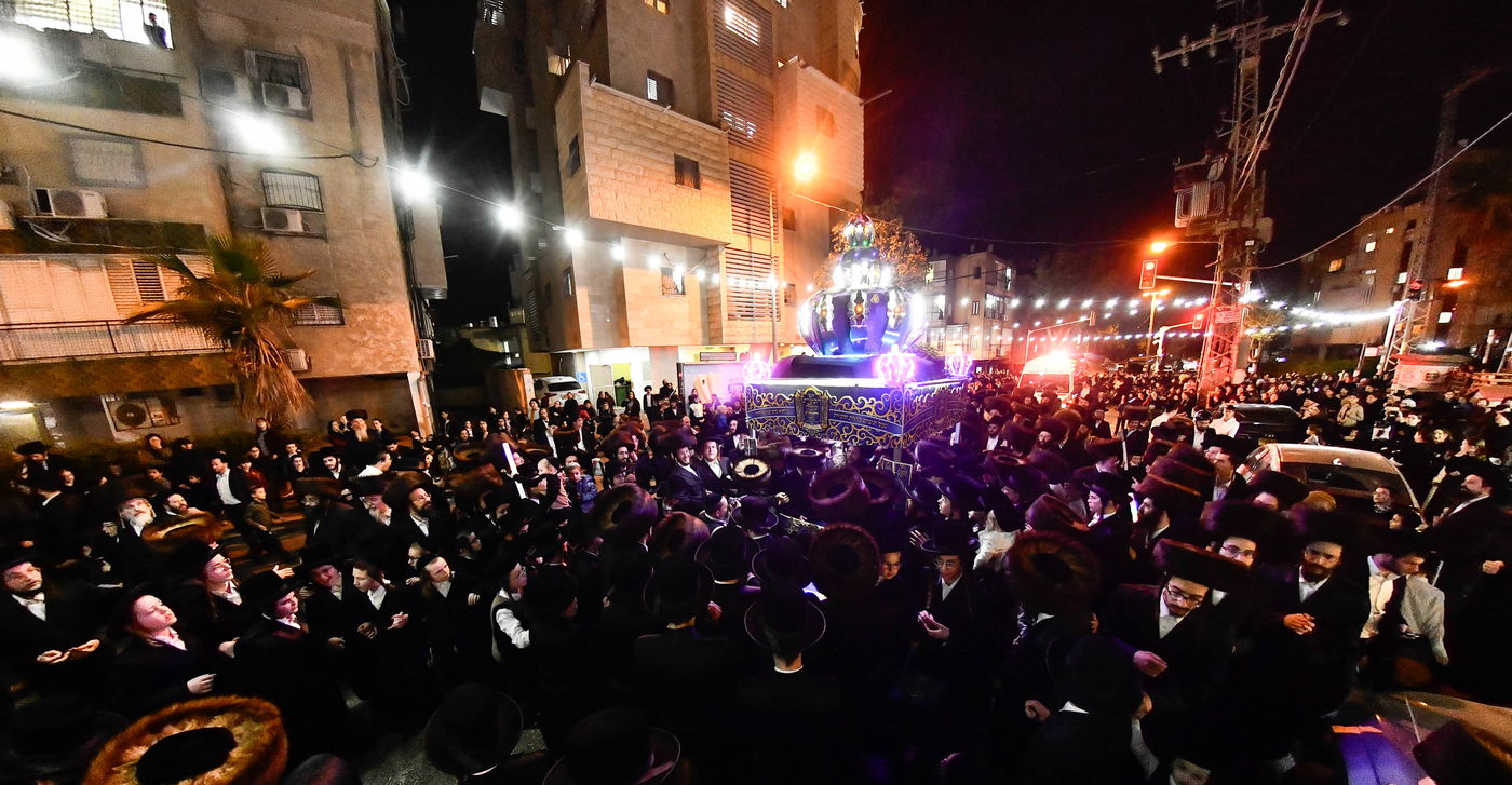 הכנסת ס"ת במכנובקא בעלזא