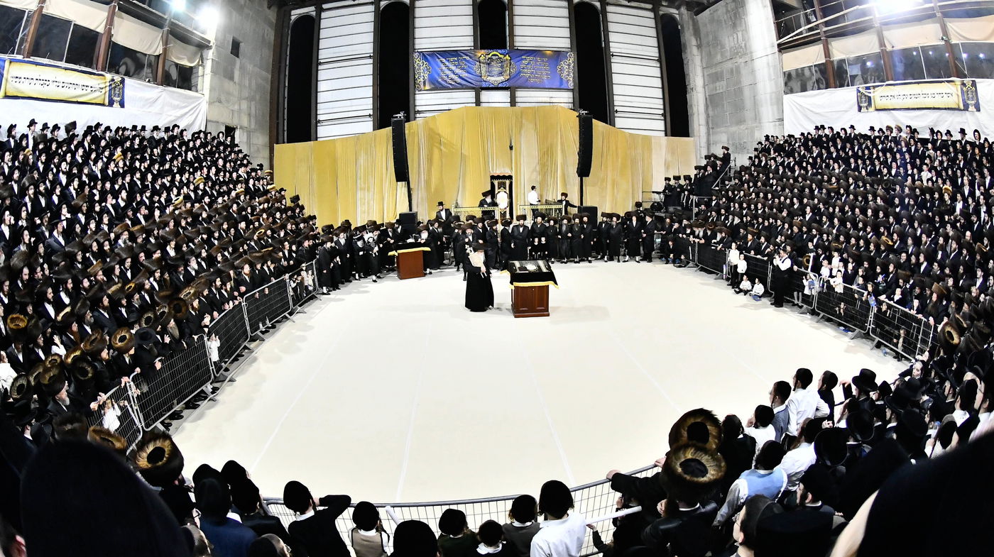 הכנסת ס"ת במכנובקא בעלזא