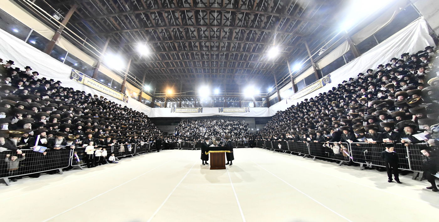 הכנסת ס"ת במכנובקא בעלזא