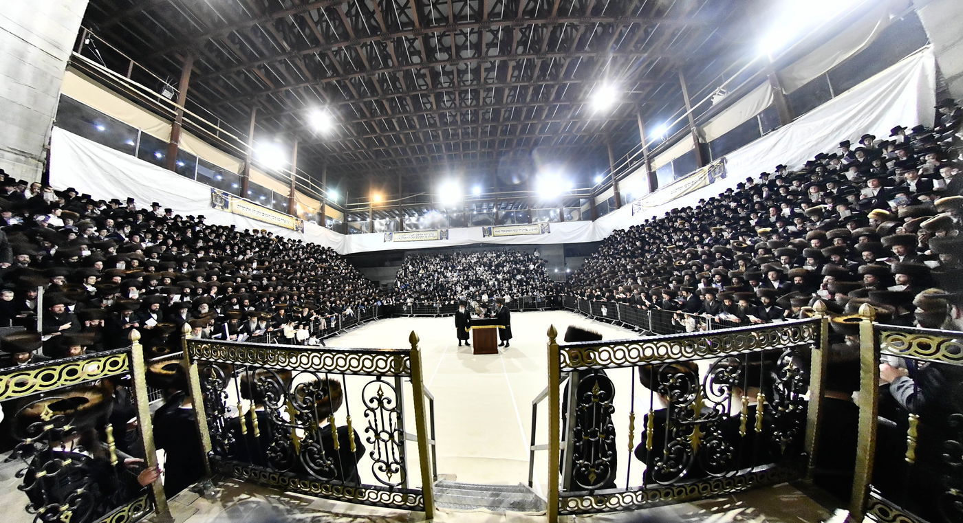 הכנסת ס"ת במכנובקא בעלזא