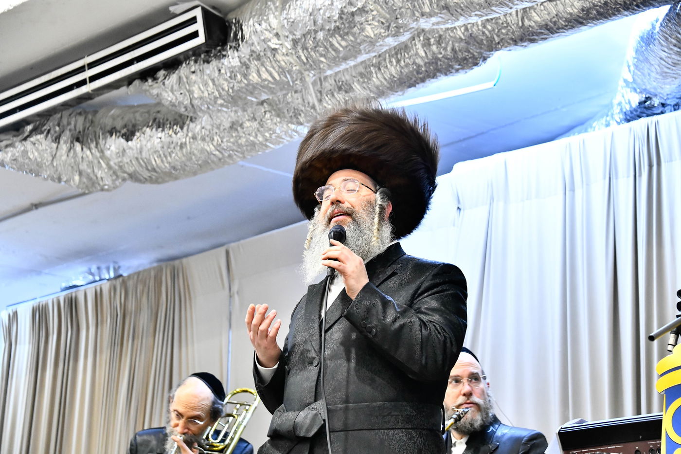 הכנסת ס"ת במכנובקא בעלזא