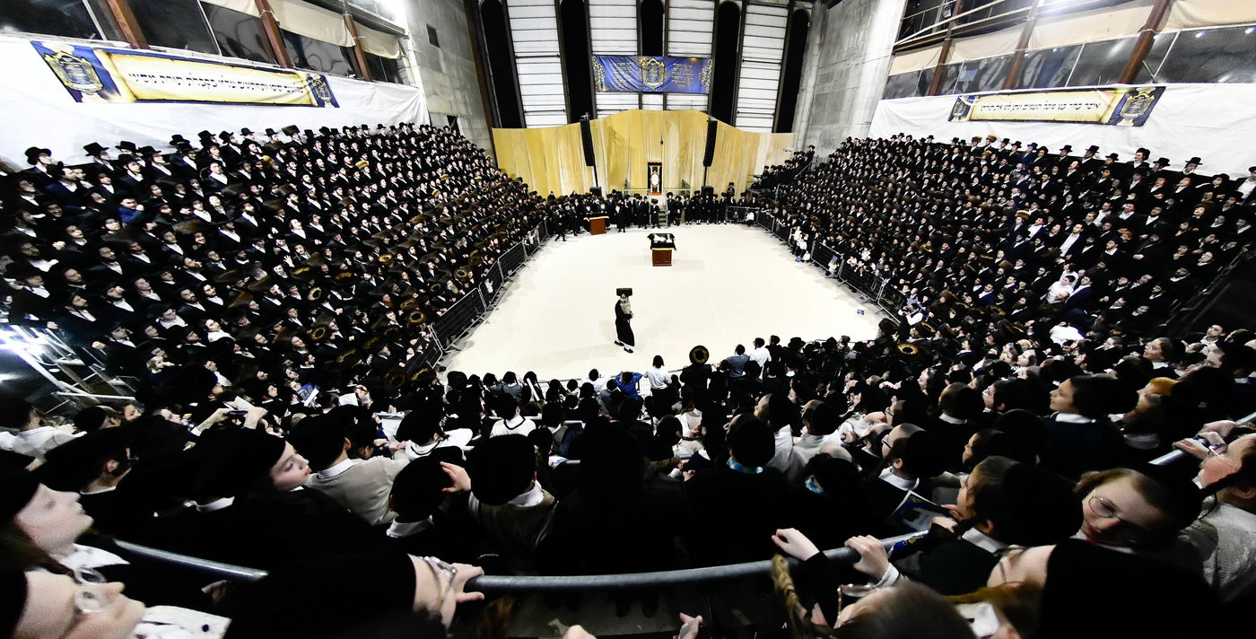 הכנסת ס"ת במכנובקא בעלזא