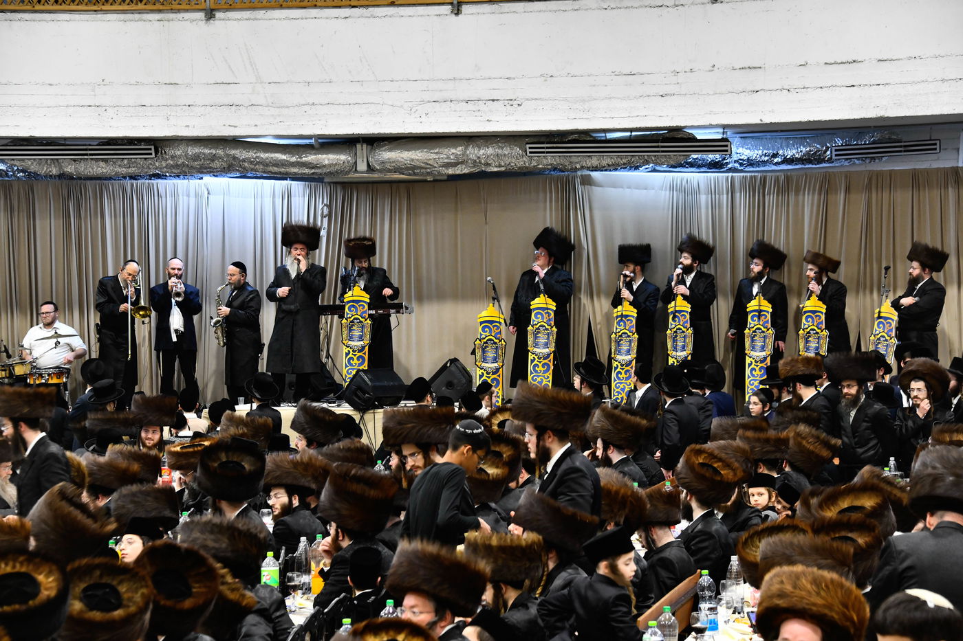 הכנסת ס"ת במכנובקא בעלזא