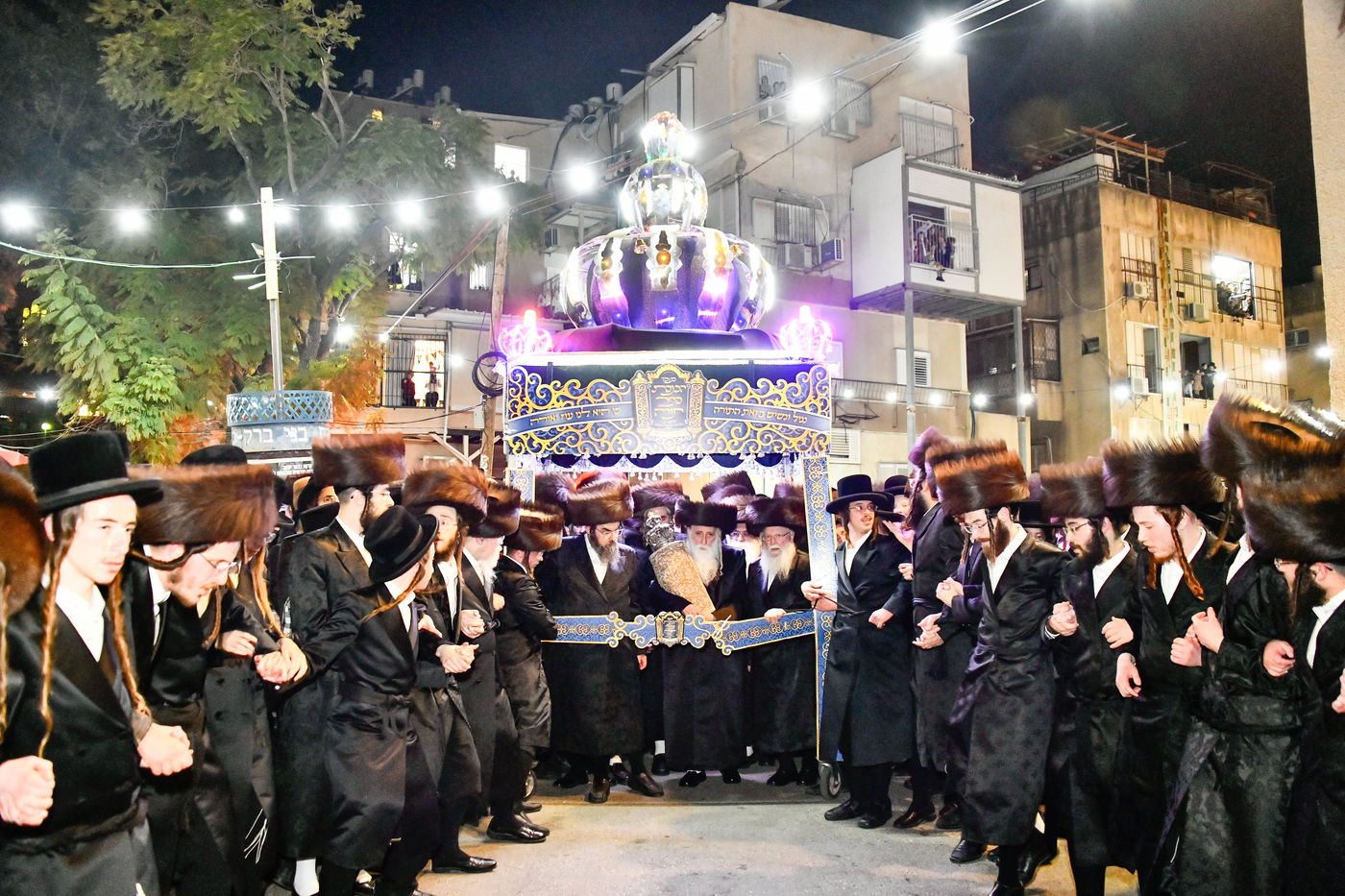 הכנסת ס"ת במכנובקא בעלזא