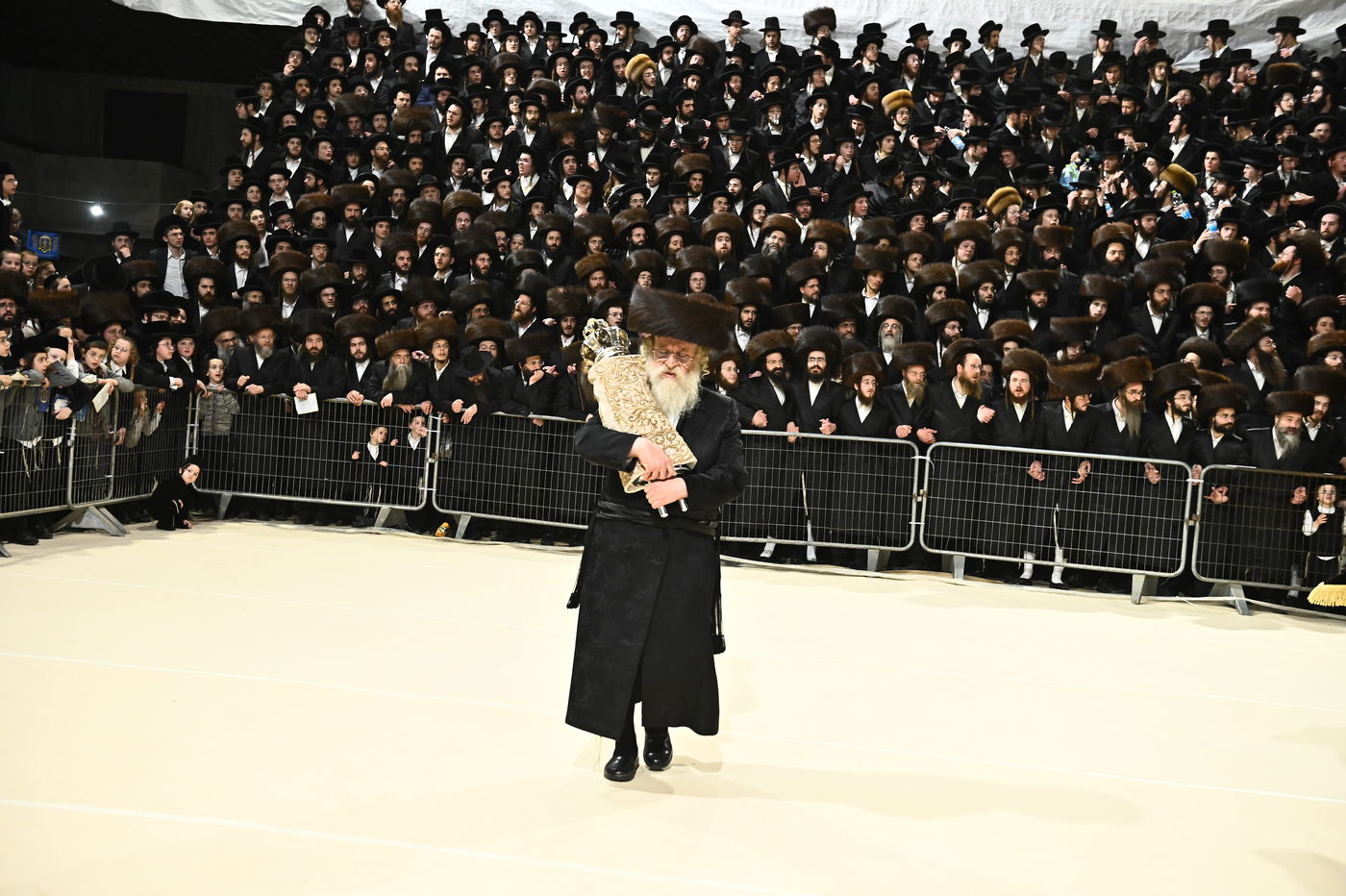 הכנסת ס"ת במכנובקא בעלזא