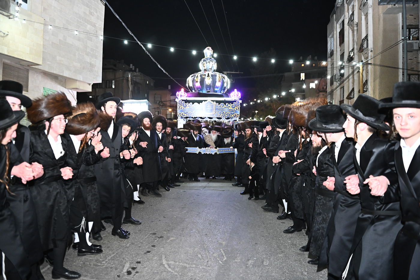 הכנסת ס"ת במכנובקא בעלזא