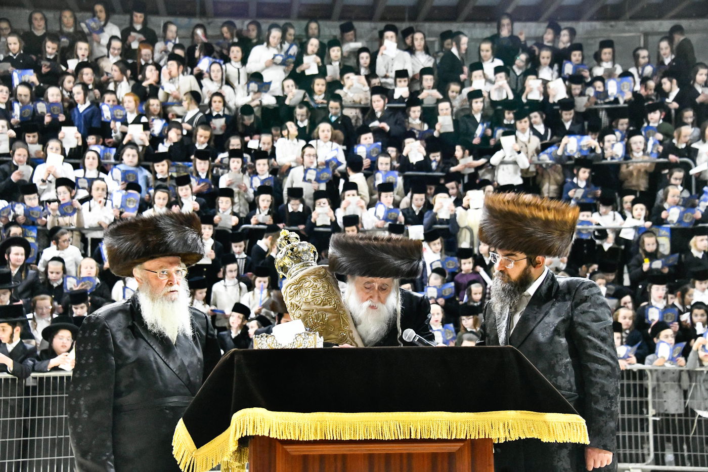 הכנסת ס"ת במכנובקא בעלזא