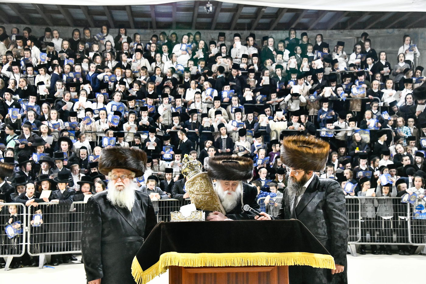 הכנסת ס"ת במכנובקא בעלזא