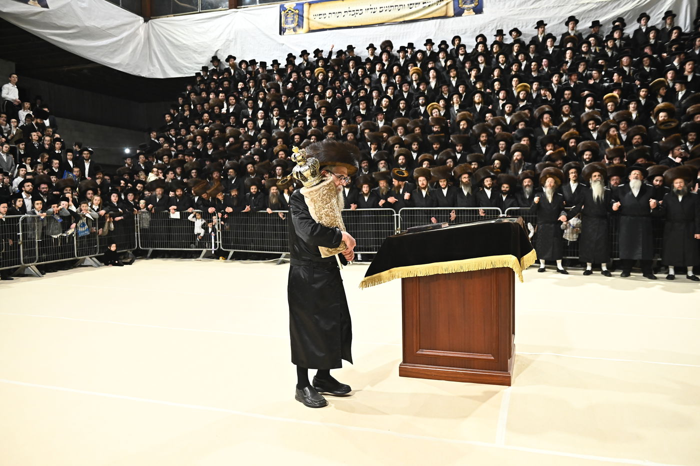 הכנסת ס"ת במכנובקא בעלזא