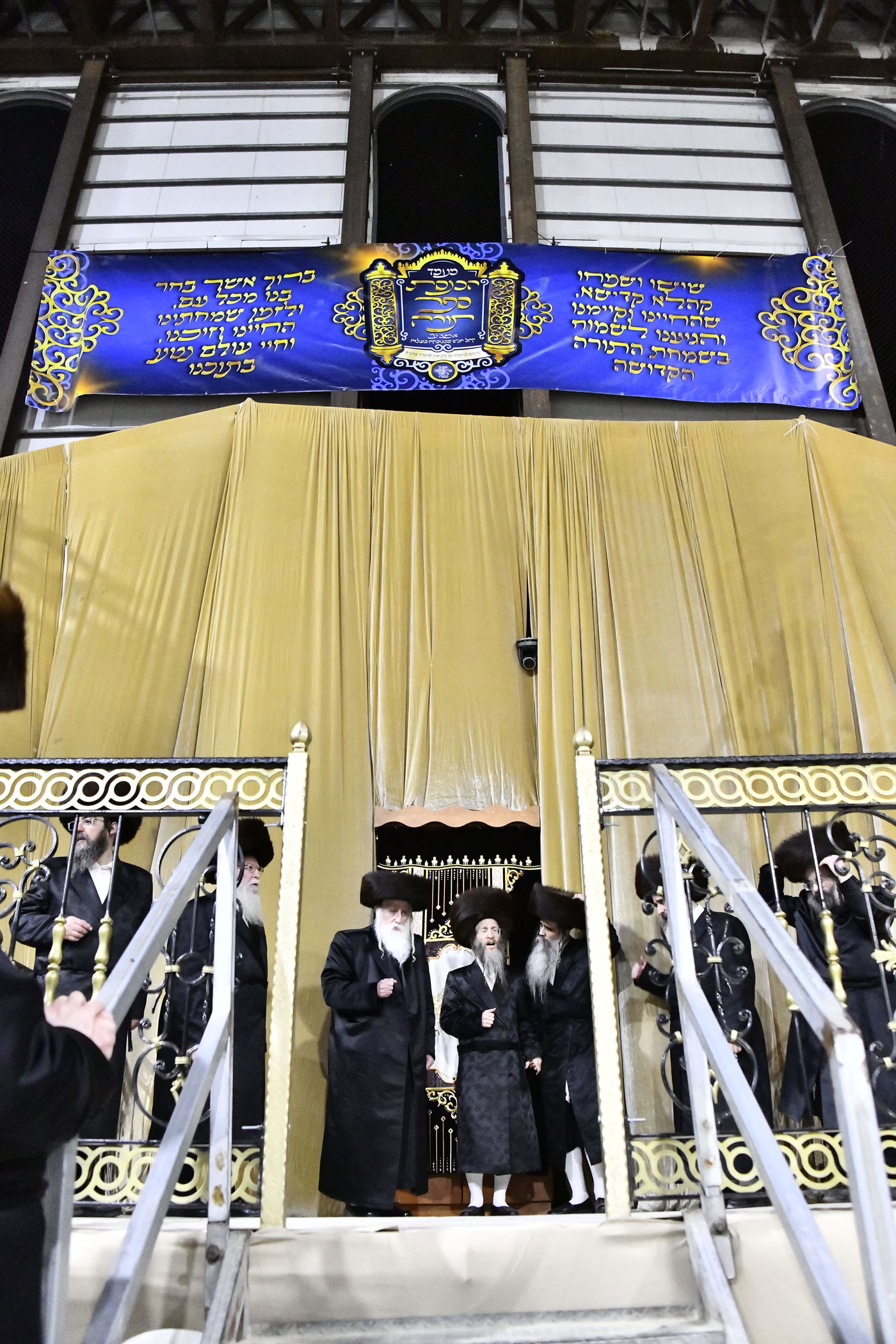 הכנסת ס"ת במכנובקא בעלזא