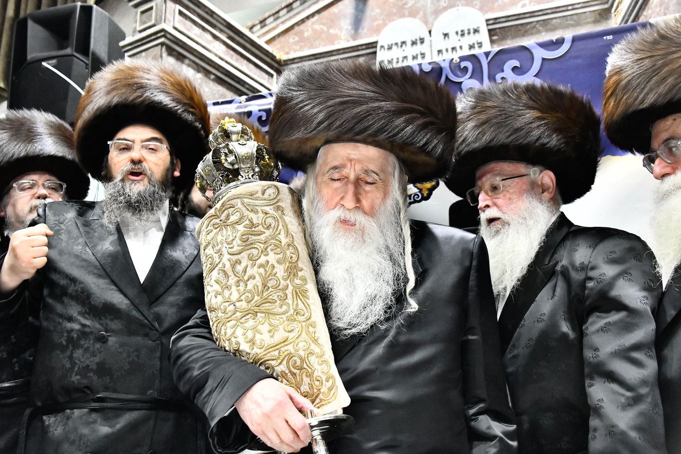 הכנסת ס"ת במכנובקא בעלזא