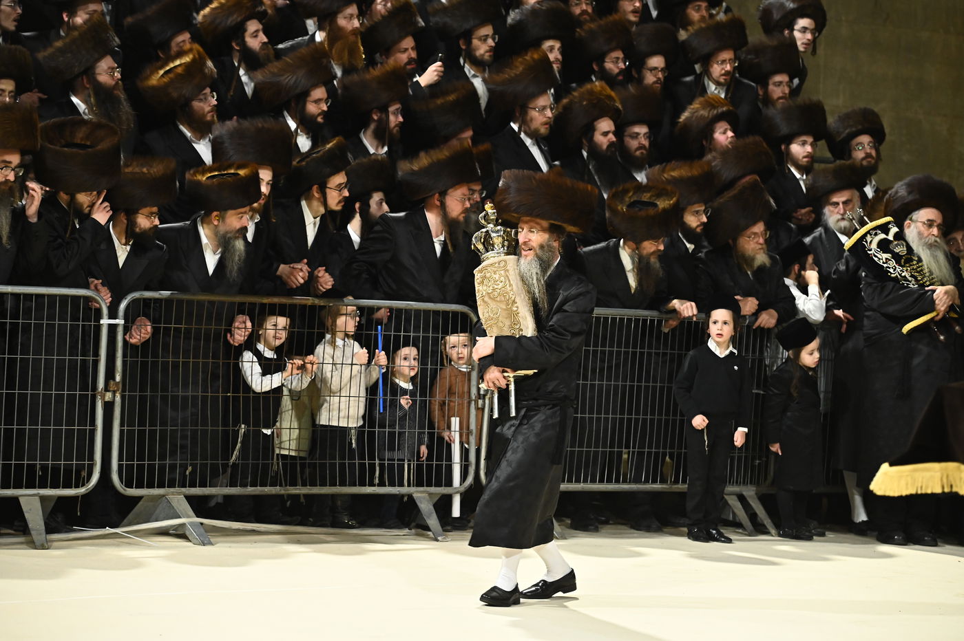 הכנסת ס"ת במכנובקא בעלזא