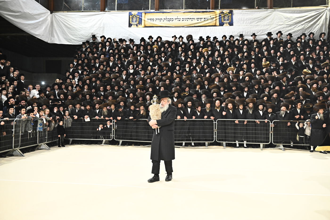 הכנסת ס"ת במכנובקא בעלזא