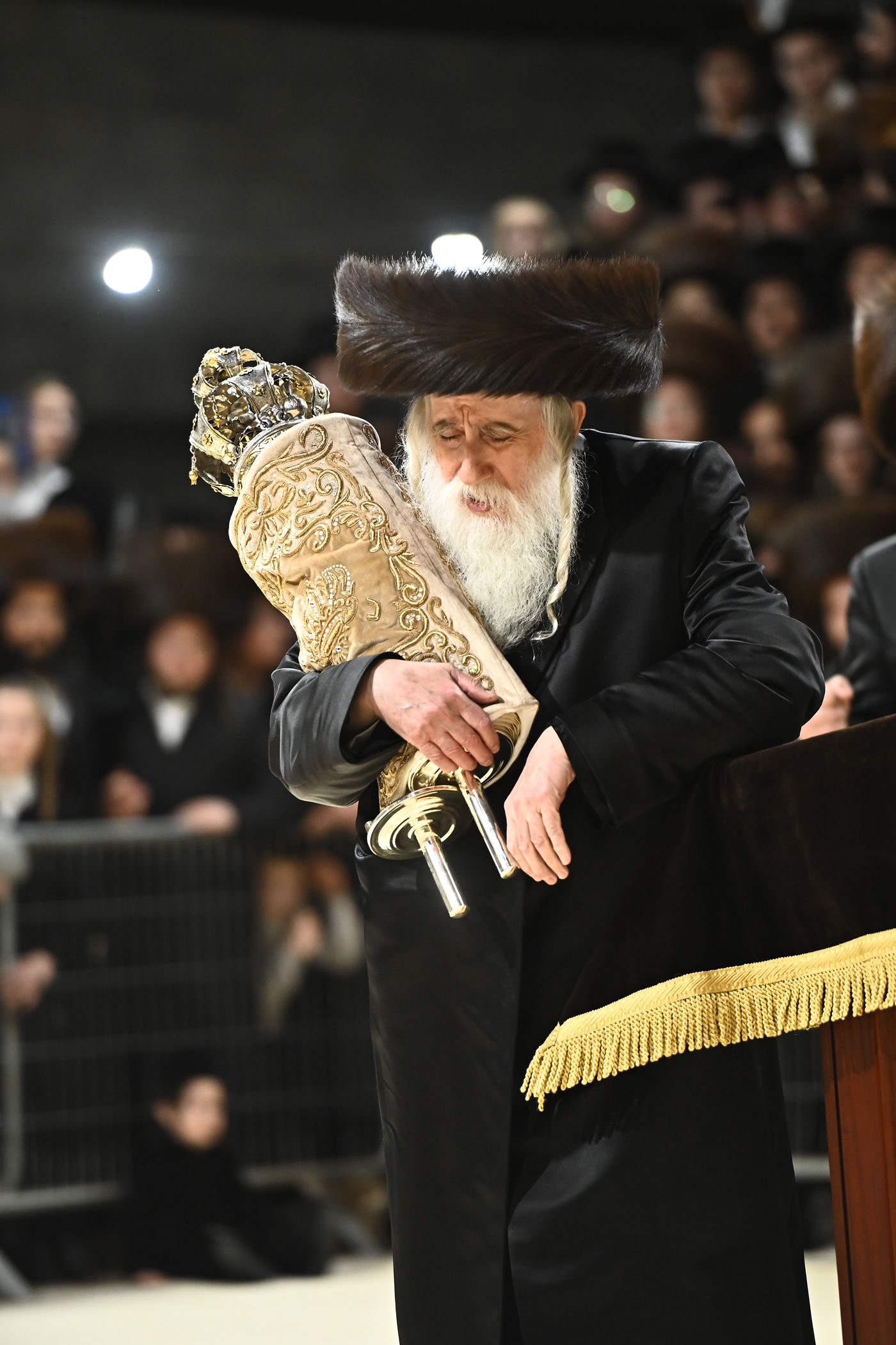 הכנסת ס"ת במכנובקא בעלזא