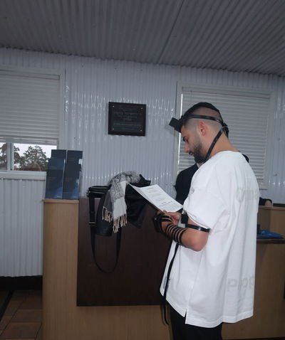 בין הופעה להופעה: כך בחר הזמר הישראלי להתפלל בסוף השבוע