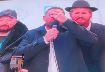 שורד השבי הגשים את החלום מעזה וזעק "שמע ישראל" עם אלפי צעירים | צפו