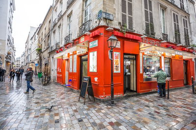 מסעדה כשרה ברובע היהודי בפריז. למקום אין קשר לנאמר בכתבה