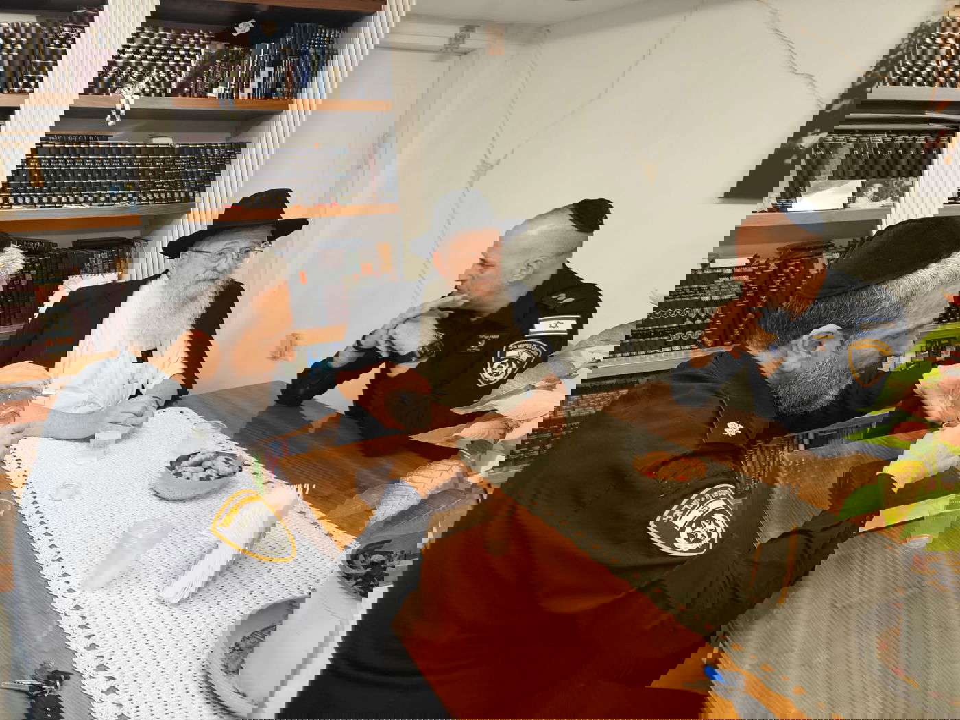 מפקד תחנת לוד ורב מחוז המרכז אצל רב קהילת חב"ד בעיר