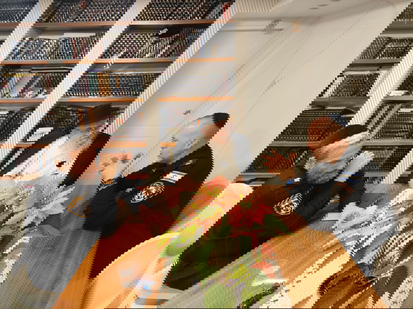 מפקד תחנת לוד ורב מחוז המרכז אצל רב קהילת חב"ד בעיר