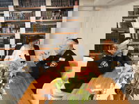 מפקד תחנת לוד ורב מחוז המרכז אצל רב קהילת חב"ד בעיר