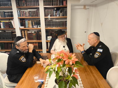 מפקד תחנת לוד ורב מחוז המרכז אצל רב קהילת חב"ד בעיר