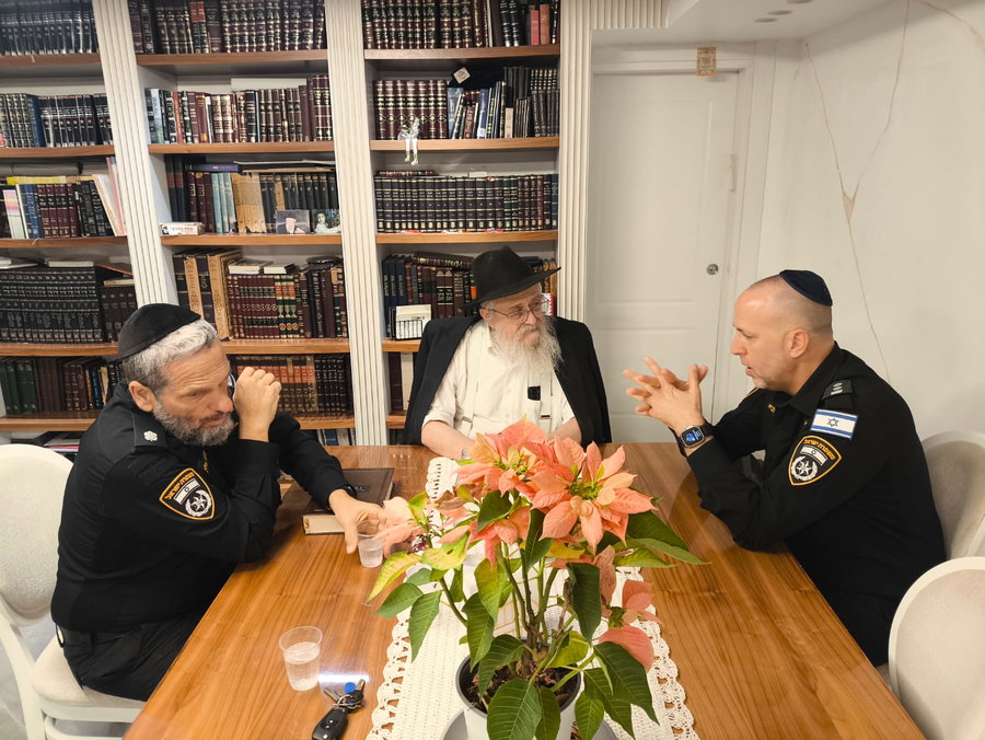 מפקד תחנת לוד ורב מחוז המרכז אצל רב קהילת חב"ד בעיר