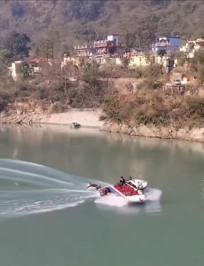 מפגש בלתי נמנע: הסירה פנתה שמאלה - השנייה עלתה עליה והתנגשה בעוצמה