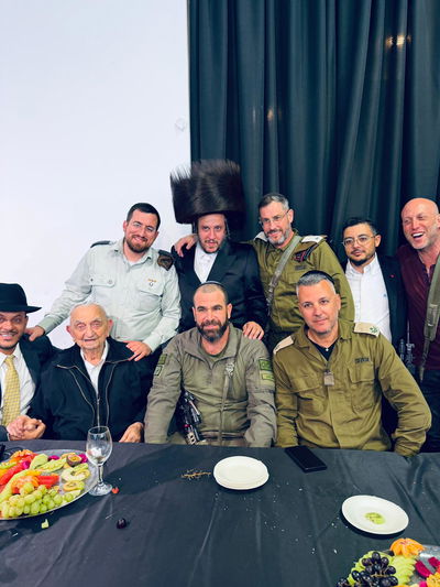 עם בכירים מצה"ל: העסקן החסידי חיתן את בנו, כולם התייצבו | גלריה