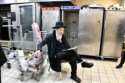 הגר"ד כהן בלימוד במטבח של ארמונות חן