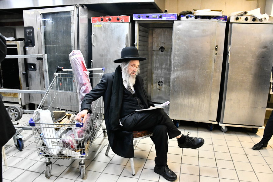 הגר"ד כהן בלימוד במטבח של ארמונות חן