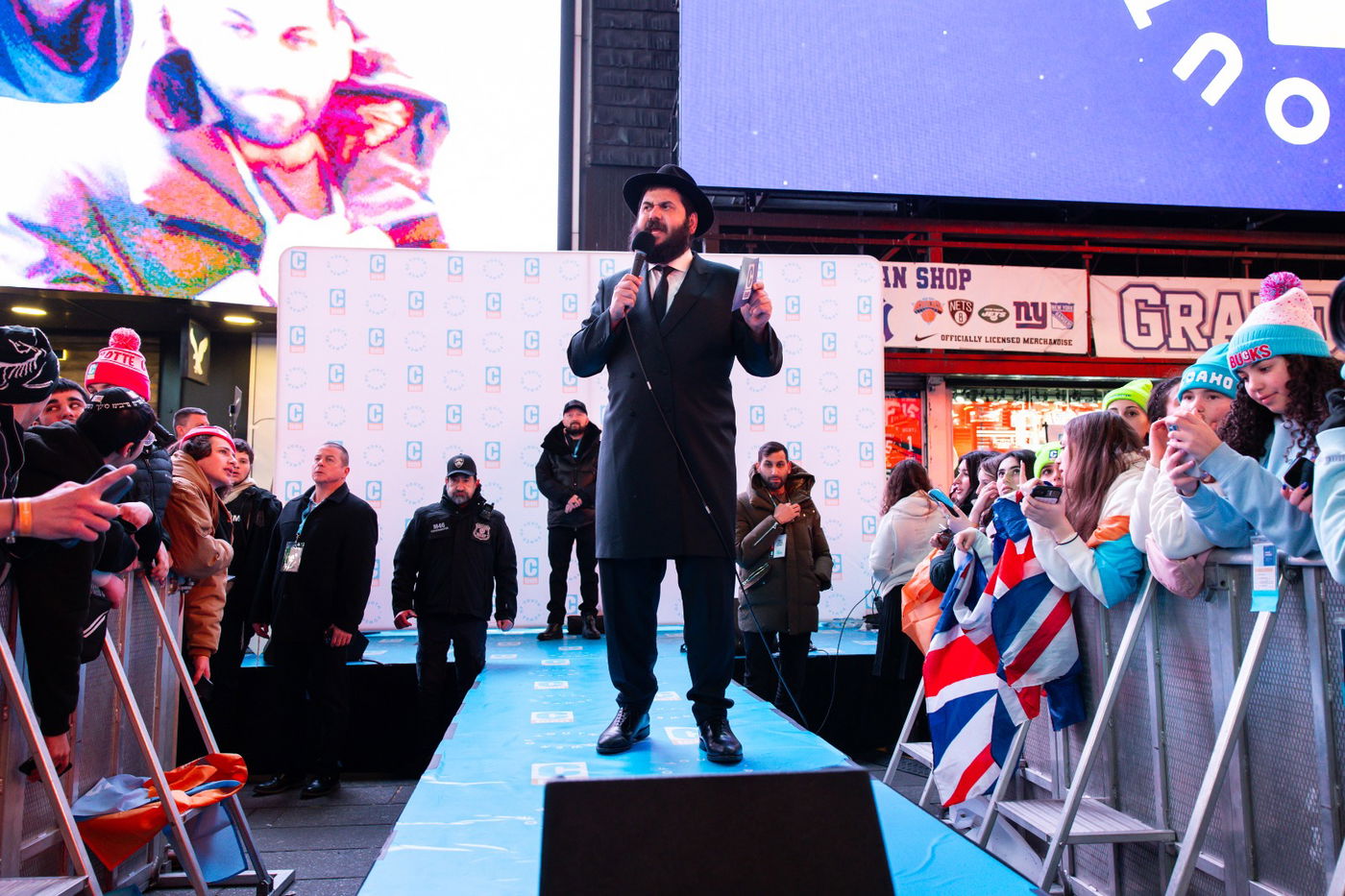 שורד השבי הגשים את החלום מעזה וזעק "שמע ישראל" עם אלפי צעירים | צפו