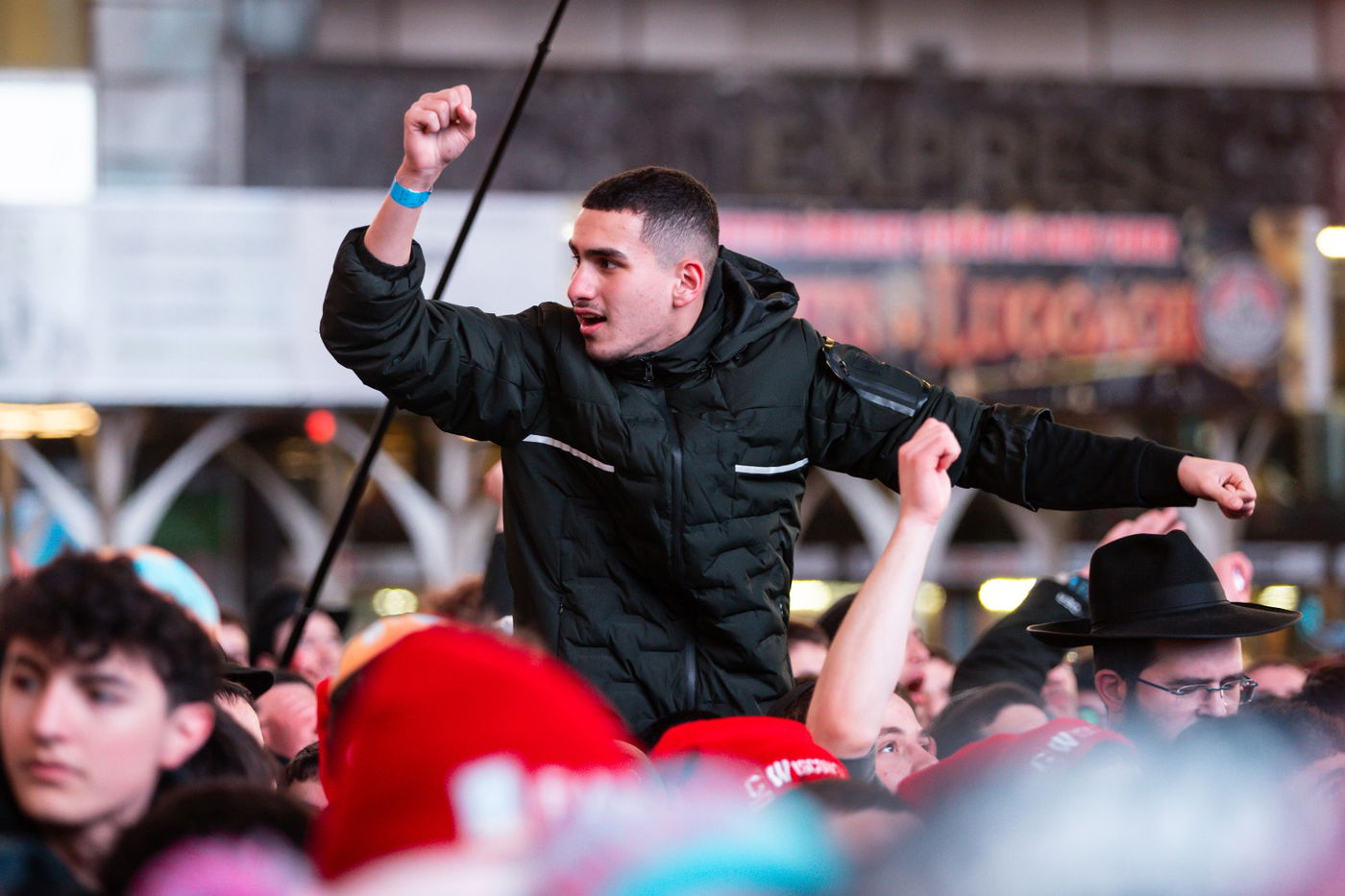 שורד השבי הגשים את החלום מעזה וזעק "שמע ישראל" עם אלפי צעירים | צפו