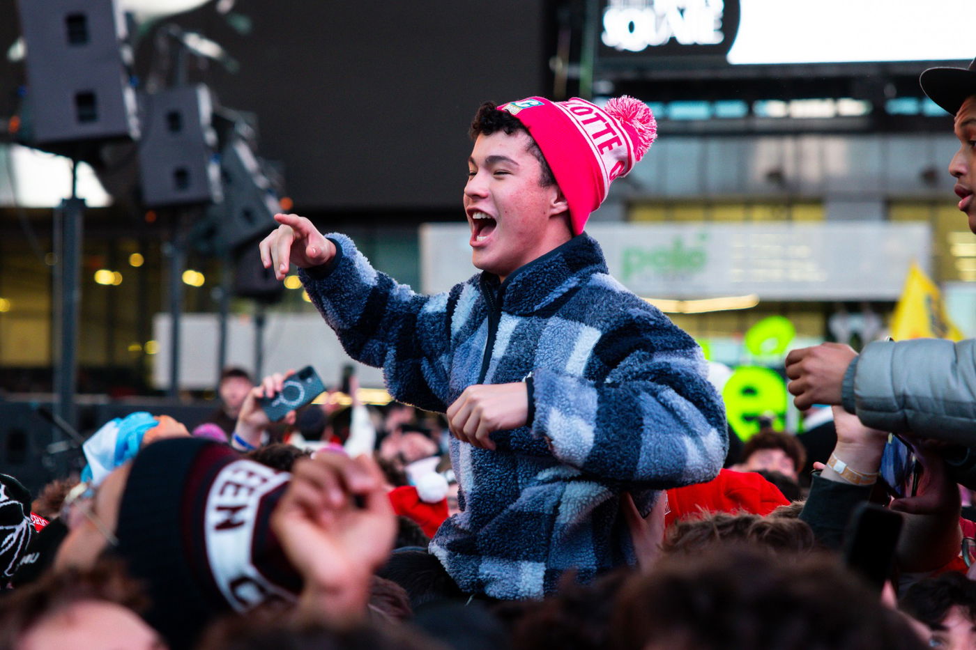 שורד השבי הגשים את החלום מעזה וזעק "שמע ישראל" עם אלפי צעירים | צפו