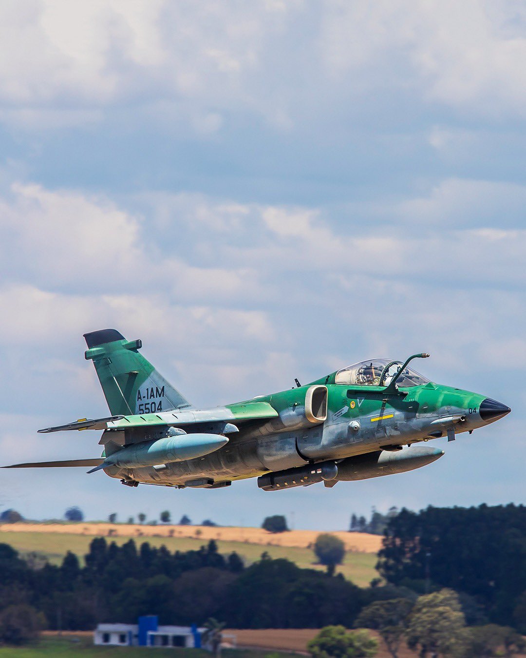 כוח אש ודיוק טקטי: מטוס תקיפה וסיור חיוני עבור חיל האוויר הברזילאי.