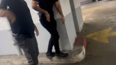 הלוחמים מתחבאים בתוך הקניון בשקט ומחכים לצעיר שיופיע במחסן | צפו