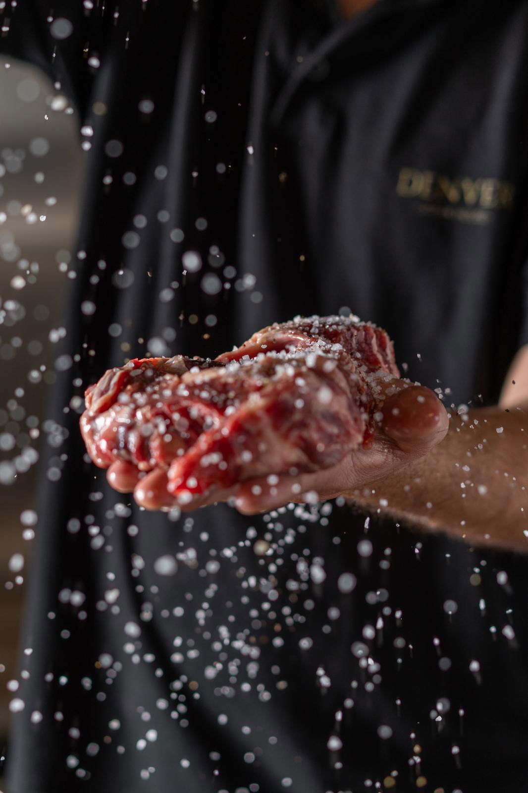 המסעדה מתמחה בבשרים איכותיים הנצלים על מעשנת גריל העשויה מגחלים, המעניקה לבשר טעם ייחודי ואותנטי