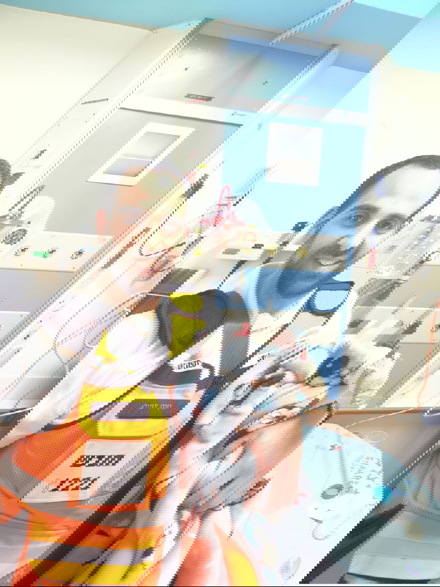 חיים חנוך עם התינוק שהציל בשבת האחרונה