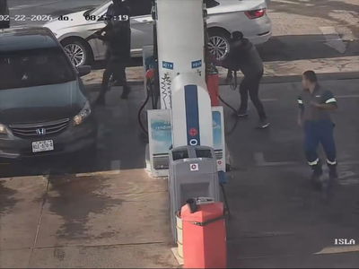 תיעוד מטורף: חברי הקרטל שלפו נשק אוטומטי - והבעירו את תחנת הדלק