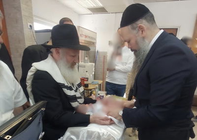 ואומר לך בדמייך חיי:  הרב יואב רובינסון הסנדק בברית המילה