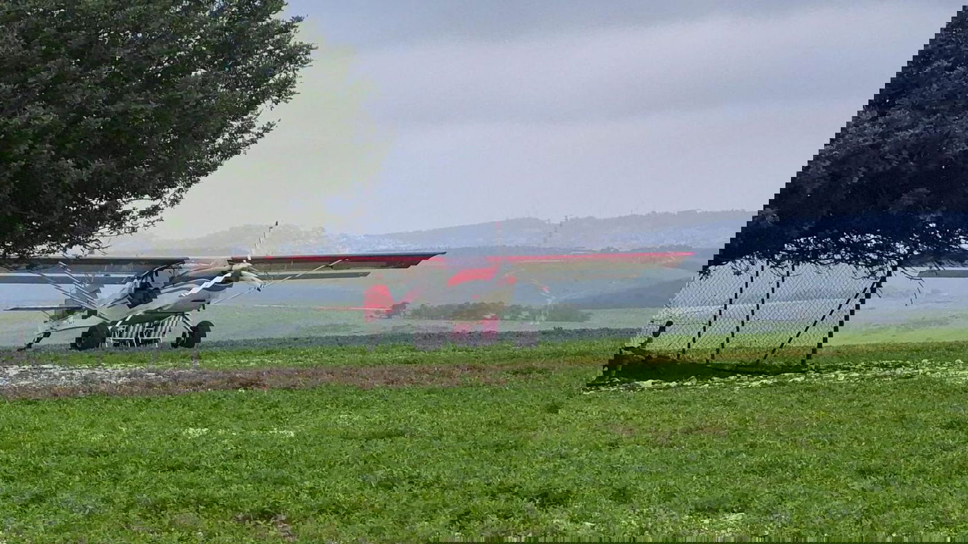 המטוס בשדה הזרוע