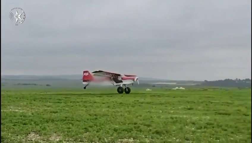 המטוס בשדה הזרוע