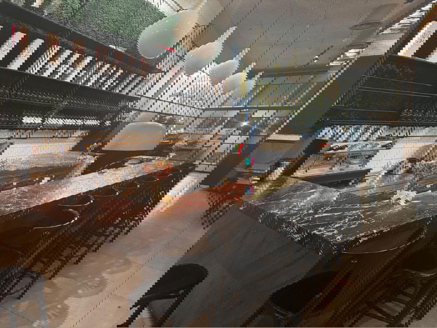 המיקום הנוח של המסעדה, במרחק נסיעה קצר ממרכזי התיירות והתפילה המרכזיים בירושלים, הופך אותה לבחירה אידיאלית עבור משפחות המגיעות לבקר בעיר הקודש