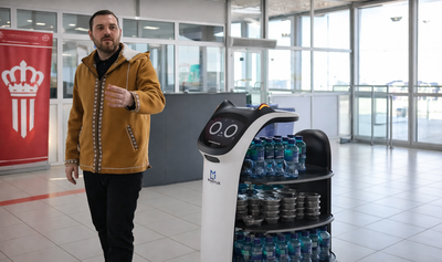 טכנולוג׳יה בסוריה: הרובוט שמחלק תמרים ומים בנמל התעופה של דמשק