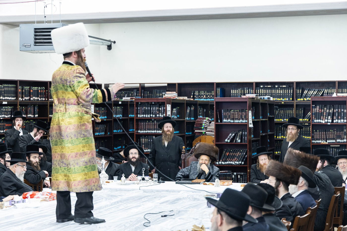 ראש חודש אדר בחצה"ק באבוב 45