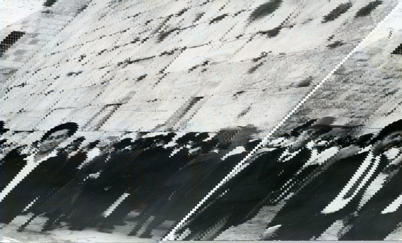 תמונה נדירה של הגר"א שרבאני עם בעל האור לציון הגרב"צ אבא שאול זצוק"ל בשריד בית מקדשינו