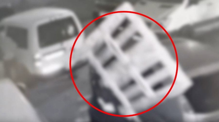 משטח עץ נזרק: הויכוח על חנייה בירושלים הסלים למהומה אלימה במיוחד